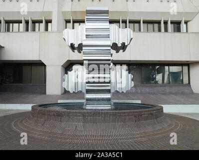 La scultura artefatto situato nel cortile esterno del George C. giovani Edificio Federale e Courthouse, Orlando, Florida Foto Stock