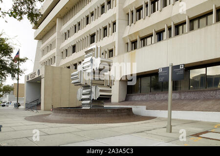 La scultura artefatto situato nel cortile esterno del George C. giovani Edificio Federale e Courthouse, Orlando, Florida Foto Stock