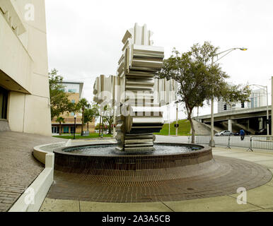 La scultura artefatto situato nel cortile esterno del George C. giovani Edificio Federale e Courthouse, Orlando, Florida Foto Stock