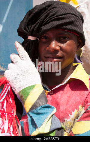 Venezuelano demoni danzanti di Naiguata in costume che rappresentano i pesci UNESCO Patrimonio culturale immateriale sulla festa del Corpus Domini Foto Stock