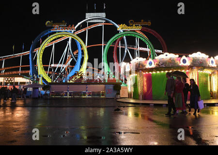 Monaco di Baviera, Germania. 06 ott 2019. Il looping Olimpico dopo la fine del Wiesn. L'Oktoberfest si conclude oggi. Credito: Felix Hörhager/dpa/Alamy Live News Foto Stock