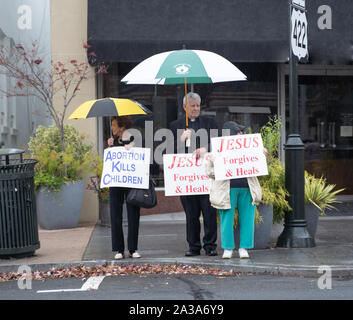 A ovest di lettura, Pennsylvania/USA - Ottobre 6, 2019: catena di vita evento: Heavy Rain non scoraggiare senior due donne e un uomo dalla partecipazione a destra Foto Stock