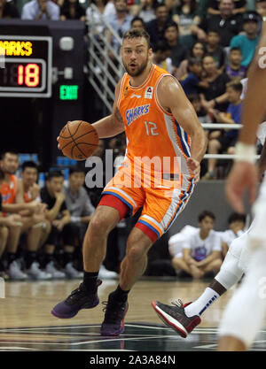 Honolulu, Hawaii. 6 Ottobre 2019 - Shanghai squali avanti Donatas Motiejunas #12 durante una partita di preseason tra i Los Angeles Clippers e la Shanghai squali a Stan Sheriff centro sul campus della University of Hawaii a manoa a Honolulu, HI - Michael Sullivan/CSM. Foto Stock