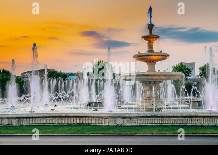 Fontane con il tramonto a Piazza Unirii a Bucarest, Romania Foto Stock