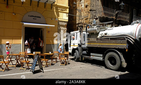 Mandata olio carrello tenta di inserirsi nella strada stretta al di fuori del Corso Vittorio Emanuele a Palermo, Sicilia, Italia. Foto Stock