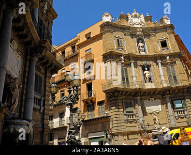 Quattro Canti di Piazza Vigliena (quattro angoli) Intersezione tra Corso Vittorio Emanuele e Via Maqueda , epicentro della città vecchia. Palermo. Foto Stock