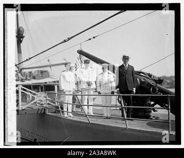 Sec. Wilbur ispezione S-45 a Washington. Navy Yard, [6/12/25] Foto Stock