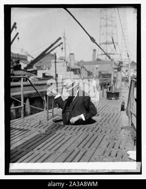 Sec. Wilbur ispezione S-45 a Washington. Navy Yard, [6/12/25] Foto Stock