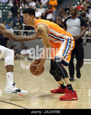 Honolulu, Hawaii. 6 Ottobre 2019 - Shanghai squali avanti Cai Liang #1 durante una partita di preseason tra i Los Angeles Clippers e la Shanghai squali a Stan Sheriff centro sul campus della University of Hawaii a manoa a Honolulu, HI - Michael Sullivan/CSM. Foto Stock