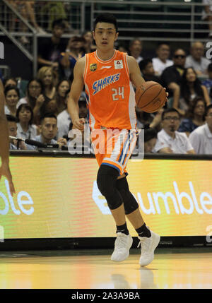 Honolulu, Hawaii. 6 Ottobre 2019 - Shanghai squali avanti Ju Mingxin #24 durante una partita di preseason tra i Los Angeles Clippers e la Shanghai squali a Stan Sheriff centro sul campus della University of Hawaii a manoa a Honolulu, HI - Michael Sullivan/CSM. Foto Stock