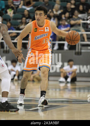 Honolulu, Hawaii. 6 Ottobre 2019 - Shanghai squali guard Luo Hanchen #33 durante una partita di preseason tra i Los Angeles Clippers e la Shanghai squali a Stan Sheriff centro sul campus della University of Hawaii a manoa a Honolulu, HI - Michael Sullivan/CSM. Foto Stock