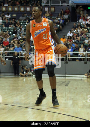 Honolulu, Hawaii. 6 Ottobre 2019 - Shanghai squali guard James Nunnally #21 durante una partita di preseason tra i Los Angeles Clippers e la Shanghai squali a Stan Sheriff centro sul campus della University of Hawaii a manoa a Honolulu, HI - Michael Sullivan/CSM. Foto Stock