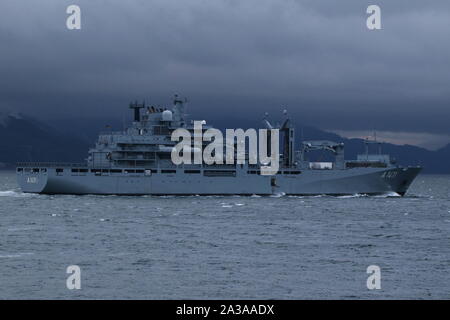 FGS Berlin (A1411), a Berlino-classe nave rifornimento azionato dalla Marina Militare Tedesca, passando Gourock sul suo arrivo per esercitare congiuntamente il guerriero 19-2. Foto Stock