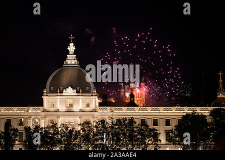 Lione, Francia - 14 luglio 2019: Fuochi d'artificio scoppio su Hotel Dieu a Lione per la Festa nazionale francese, il giorno della Bastiglia, mentre Basilique de Fourviere Basilico Foto Stock