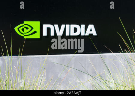 Sfocato logo Nvidia e firmare presso la sede centrale della società nella Silicon Valley, high-tech mozzo del San Francisco Bay Area Foto Stock
