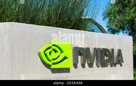 Logo Nvidia e firmare presso la società adopera sede nella Silicon Valley, high-tech mozzo del San Francisco Bay Area Foto Stock