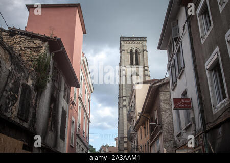 BOURGOI-JALLIEU, Francia - 15 luglio 2019: Eglise Saint Jean Baptiste chiesa in una città del Dauphine regione, nell'Isere Departement. Essa è il principale catholic Foto Stock