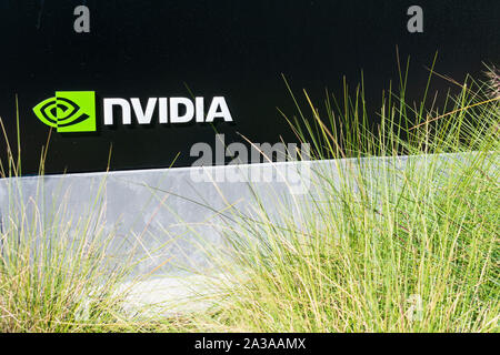 Logo Nvidia e firmare presso la sede centrale della società nella Silicon Valley, high-tech mozzo del San Francisco Bay Area Foto Stock