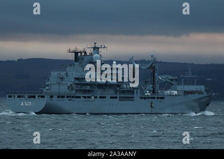 FGS Berlin (A1411), a Berlino-classe nave rifornimento azionato dalla Marina Militare Tedesca, passando Gourock sul suo arrivo per esercitare congiuntamente il guerriero 19-2. Foto Stock