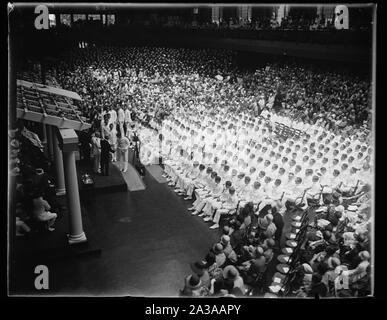 Segretario del Navy presenta delle commissioni ai laureati di U.S. Accademia Navale. Il segretario della Marina Charles Francis Adams che ha rilasciato il diploma di 239 membri della classe di laurea presso l'Accademia Navale degli Stati Uniti ad Annapolis, Md., oggi Foto Stock