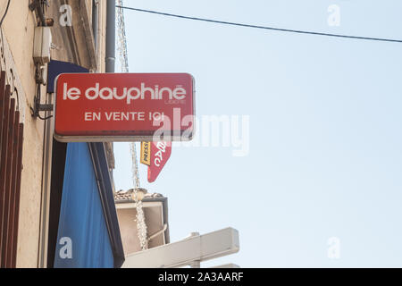 BOURGOI-JALLIEU, Francia - 16 luglio 2019: Dauphine Libere logo nella parte anteriore di uno dei loro rivenditori. Dauphine Libere è un locale news ed eventi giornale Foto Stock