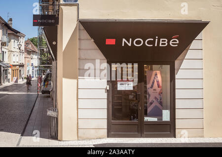 A BOURGOIN JALLIEU, Francia - 16 luglio 2019: Nocibe logo nella parte anteriore del loro negozio principale nel centro di Bourgoin Nocibe è un venditore francese di cosmetici e profumi Foto Stock