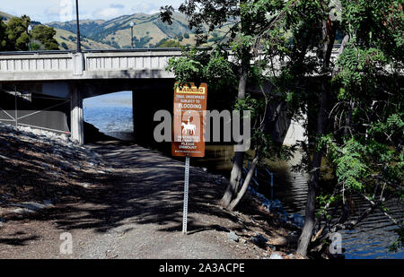 Il gioco limitato si prega di smontare, equestre, cavallo, avviso trail sottopassaggio soggette a inondazioni, inondazioni, avvertimento, segno, cavalcavia, Alameda Creek, creek, East Bay, regionale, park, parchi, trail, controllo di inondazione, contea di Alameda, California, Stati Uniti, STATI UNITI D'AMERICA, Foto Stock