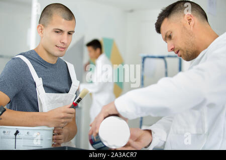 Maschio pittore apprendista al lavoro Foto Stock