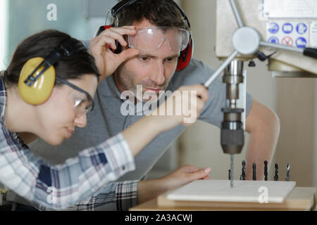 Ingegnere apprendista di formazione sulla macchina di fresatura Foto Stock