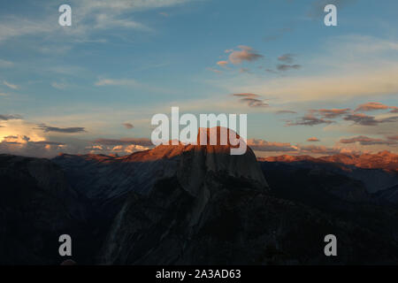 Bellissima vista di mezza cupola durante il tramonto dal punto ghiacciaio, Yosemite National Park, California, Stati Uniti d'America Foto Stock