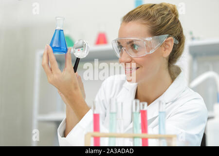 Donna scienziato carichi di campioni in tubi di plastica Foto Stock