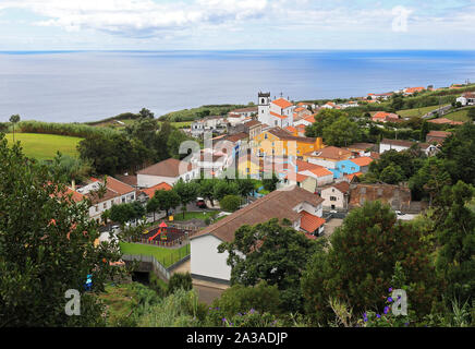 Vista di Feteiras, cittadina a São Miguel Island, Azzorre, Portogallo dal punto di vista do Pico. Foto Stock
