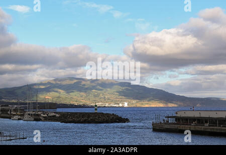 Bella vista sul mare, montagne, nuvole e frangiflutti da Ponta Delgada São Miguel Island, Azzorre, Portogallo Foto Stock