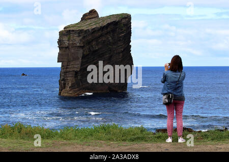 Un turista sta immagine dell'iconico wild formazioni rocciose accanto a Mosteiros in São Miguel Island, Azzorre, Portogallo Foto Stock