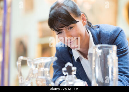 Antiquario di ispezionare il display Foto Stock