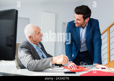 Gli impiegati hanno una conversazione Foto Stock