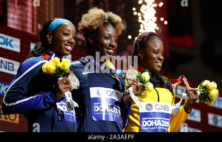 Doha in Qatar. 6 Ottobre, 2019. Medaglia di argento, Kendra Harrison degli Stati Uniti, medaglia d'oro, Nia Ali degli Stati Uniti, e medaglia di bronzo, Danielle Williams della Giamaica (da L a R), posare per le foto durante la cerimonia di premiazione di donne 100m ostacoli al 2019 IAAF mondiale di atletica a Doha, in Qatar, 6 ott. 2019. Credito: Wang Lili/Xinhua/Alamy Live News Foto Stock