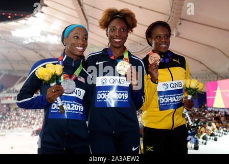 Doha in Qatar. 6 Ottobre, 2019. Medaglia di argento, Kendra Harrison degli Stati Uniti, medaglia d'oro, Nia Ali degli Stati Uniti, e medaglia di bronzo, Danielle Williams della Giamaica (da L a R), posare per le foto durante la cerimonia di premiazione di donne 100m ostacoli al 2019 IAAF mondiale di atletica a Doha, in Qatar, 6 ott. 2019. Credito: Wang Lili/Xinhua/Alamy Live News Foto Stock