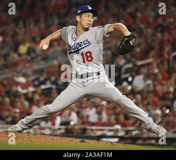 Washington, Stati Uniti. 06 ott 2019. Los Angeles Dodgers mitigatore di Kenta Maeda piazzole contro i cittadini di Washington nell'ottavo inning durante la National League Division gioco tre cittadini al parco di Washington, DC il 6 ottobre 2019. Washington e Los Angeles entrare in gioco tre legato 1-1 in cinque serie di videogiochi. Foto di Pat Benic/UPI Credito: UPI/Alamy Live News Foto Stock