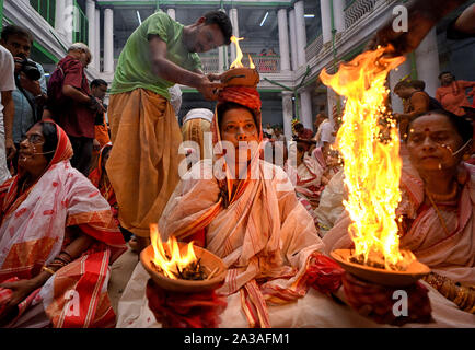 Kolkata, India. 06 ott 2019. Indian donne indù di sedersi con fuoco ardente pentole sulle loro mani e testa come parte della loro pratica rituale che include la cieca fede e superstizione per superare ogni difficoltà nel prossimo futuro durante il Maha ashtami celebrazione il giorno 8 di Durgapuja.Durgapuja è il più grande festival indù acceso per 9 giorni in tutta l India. Credito: SOPA Immagini limitata/Alamy Live News Foto Stock