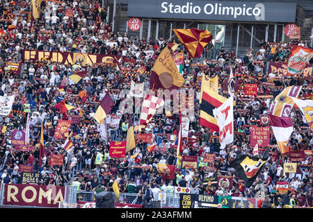 Roma, Italia. 06 ott 2019. Le bandiere della curva Sud volare durante la Serie A match tra Roma e Cagliari a Olimpico.(punteggio finale: come Roma 1:1 Cagliari) Credito: SOPA Immagini limitata/Alamy Live News Foto Stock