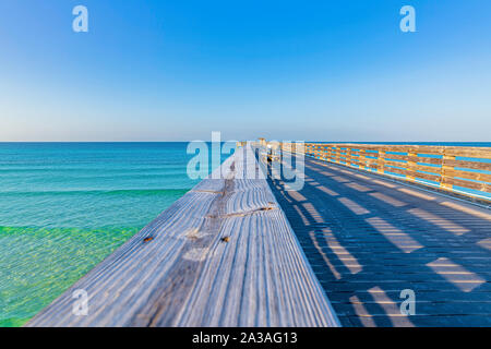 Sunrise su St Andrews il Parco Statale di pesca in legno pier Foto Stock