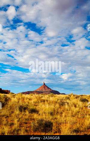 Nord sei Shooter Tower con alto cumulus nuvole, Indian Creek, Utah, Stati Uniti d'America Foto Stock