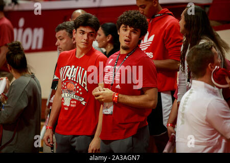 Bloomington, Stati Uniti. 05 ott 2019. Indiana University basket reclute, Trey Galloway e Antonio Leal visita il gruppo Hall durante Hoosier Hysteria.L'isteria Hoosier evento inizia ufficialmente la stagione del basket presso la Indiana University il cui team ha vinto cinque divisione nazionale 1 di pallacanestro del NCAA di titoli. Credito: SOPA Immagini limitata/Alamy Live News Foto Stock