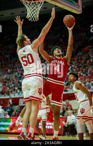 Bloomington, Stati Uniti. 05 ott 2019. Indiana University di pallacanestro degli uomini di giocatore, Trayce Jackson-Davis (4) va al cestello contro Joey Brunk (50) durante la riproduzione di un scrimmage durante Hoosier Hysteria.L'isteria Hoosier evento inizia ufficialmente la stagione del basket presso la Indiana University il cui team ha vinto cinque divisione nazionale 1 di pallacanestro del NCAA di titoli. Credito: SOPA Immagini limitata/Alamy Live News Foto Stock