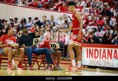 Bloomington, Stati Uniti. 05 ott 2019. Trayce Jackson-Davis (4) è congratulato con dopo che ha vinto la gara di schiacciate in Assembly Hall durante Hoosier isteria. Indiana Basketball Hall of Fame giocatore Calbert Cheaney, che ha giocato per l'ex allenatore Bob Knight, nei primi anni novanta, seduto secondo da sinistra.L'isteria Hoosier evento inizia ufficialmente la stagione del basket presso la Indiana University il cui team ha vinto cinque divisione nazionale 1 di pallacanestro del NCAA di titoli. Credito: SOPA Immagini limitata/Alamy Live News Foto Stock