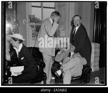 Senatoriale stolto. Washington D.C., 22 luglio. Volete unirvi a noi o non democratico senatori Burton K. Wheeler (sinistra) e Edward R. Burke, (destra) gli acerrimi avversari del Presidente della Corte del piano di riorganizzazione, impegnarsi in un po' di giocare con il senatore William H. Diedrich, Pro-Court Senatore, come partecipare a una riunione speciale di alla commissione giudiziaria del Senato oggi, 7/22/37 Foto Stock