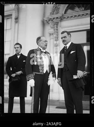 Senor Herman Velarde, appena nominato Amb. dal Perù per gli Stati Uniti, che ha presentato le sue credenziali per Pres. Coolidge Mar. 24th. Accompagnata da J. Butler Wright (destra), terzo Asst. Secy. di stato [Casa Bianca di Washington, D.C.] Foto Stock