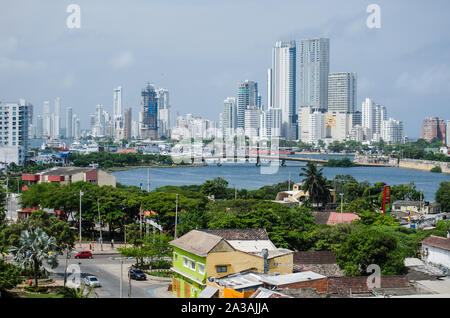 Lo skyline di Cartagena come visto dalla parte superiore di San Felipe de Barajas Castle Foto Stock