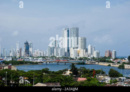 Lo skyline di Cartagena come visto dalla parte superiore di San Felipe de Barajas Castle Foto Stock